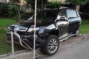 Das Auto wurde beim Unfall stark beschädigt. (Bild: kapo Nidwalden)