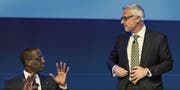 Sehen sich dem Kreuzfeuer kritischer Aktionäre ausgesetzt: Credit-Suisse-Chef Tidjane Thiam (links) und Verwaltungsratspräsident Urs Rohner. (Bild: Fabrice Coffrini/AFP (Bern, 19. November 2015))
