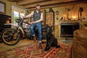 Dany Kunz (34) in seiner Wohnung mit Hund Cailean und der Yamaha XT 500. (Bild: Philipp Schmidli (Pfaffnau, 26. September 2017))