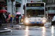 Das vergrösserte Trottoir links bei der Haltestelle Löwenplatz zwingt Busse dazu, einen Schwenk zu machen. (Bild Pius Amrein)
