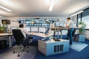 Die Leitstelle der VBL gibt den Chauffeuren Anweisungen, wie sie am besten durch den Verkehr kommen. (Bild: Dominik Wunderli (Luzern, 15. März 2017))