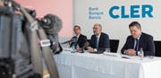 Der zurückgetretene Cler-CEO Hanspeter Ackermann (links) mit Verwaltungsratspräsident Ralph Lewin (Mitte) und Andreas Sturm, CEO der Basler Kantonalbank, traten im Frühling noch zusammen auf. (Bild: Patrick Straub/Keystone (Basel, 23. März 2017))