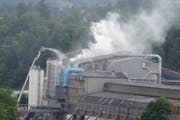 Die Feuerwehr bekämpft den Brand. (Bild: Leserbild)
