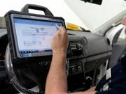 Wegen eines Software-Updates bei Bremsregelsystemen müssen in der Schweiz rund 22'000 Autos zurück in die Werkstatt. (Bild: KEYSTONE/WALTER BIERI)