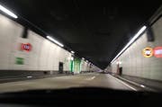 Während zwei Wochen wird der Verkehr in der Nacht nur durch eine Röhre des Seelisbergtunnels geführt. (Symbolbild luzernerzeitung.ch)