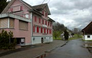 Das Haus Bolenberg in Tuggen steht seit Jahren leer. Rund um die frühere Kontaktbar kreuzen aber immer noch die Pflichtverteidiger und die Oberstaatsanwaltschaft die Klingen. (Archivbild Keystone / Sigi Tischler)
