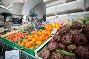 Der Wochenmarkt in Luzern findet jeweils am Dienstag- und Samstagmorgen statt. (Bild: Manuela Jans (Luzern, 21. März 2015))