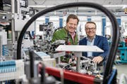 Schurter Holding AG Verwaltungsratspräsident Hans-Rudolf Schurter (links) und Holding CEO Ralph Müller in der Produktion in Luzern. (Bild: Philipp Schmidli (20. März 2018, Luzern))