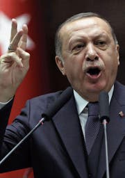 Der türkische Präsident Recep Tayyip Erdogan hat nach dem Putschversuch Tausende Personen festnehmen lassen. (Bild: Burhan Ozbilici/AP)