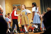 Die Kindergruppe erntete mit ihrem Auftritt viel Applaus. (Bild: Werner Schelbert)