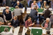 Neben einem guten Gedächtnis und ausgefeilter Taktik entschied auch das Kartenglück wieder mit. Blick ins Kulturzentrum Braui. (Bild: Nadia Schärli (Hochdorf, 3. Dezember 2017))