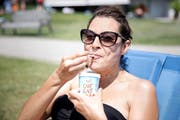 Schleckt ihre Lieblingsglace: Fidan Emmenegger aus Kriens. (Bild: Manuela Jans)