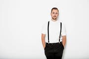 Marco Kunz (30) aus Mauensee trägt straffe Hosenträger und macht Musik. (Bild: PD/Amanda Nikolic)