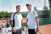 Ex-Interclub TC Zug-Captain Rainer Leemann (rechts) mit Alt-Tennisass Marco Chiudinelli. (Bild: Werner Schelbert (21. Mai 2016))