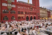 So wie hier in Basel, soll das «White Dinner» auch in der Stadt Luzern an einem sehr zentralen Stadt in der Innenstadt über die Bühne gehen. (Symbolbild) (Bild: whitedinnerbasel.ch)