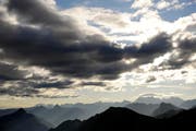 Die Wetteraussichten sind wechselhaft: ab Mittwoch bleibt es zwar warm, ab Donnerstag jedoch sind bereits wieder Gewitter im Anmarsch. Dieses Foto wurde auf dem Stanserhorn aufgenommen mit Sicht auf die Mythen. (Bild: Archiv Neue LZ / Pius Amrein)