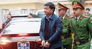 Ex-Politbüromitglied Dinh La Thang auf dem Weg zum Gericht in Hanoi. (Bild: EPA (8. Januar 2018))