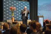 Bundesrat Guy Parmelin referierte gestern in der Braui Hochdorf vor rund 500 Zuschauern. (Bild: Eveline Beerkircher (15. November 2017))
