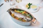 Mit rotem Bäuchlein: im Weisswein-Sud gegarter Rötel (Rezept im Kasten rechts). (Bilder: Dominik Wunderli (30. November 2017))