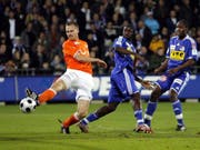 Der Zürcher Hannu Tihinen (links) schiesst das 0:1 vor den Luzernern Boubacar Diarra (Mitte) und Frantz Bertin. (Bild Keystone)