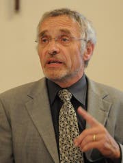 Der Historiker Hans Stadler.erhält den Goldenen Uristier. (Bild: Archiv Urs Hanhart / Neue UZ)