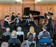 Stimmführer des Luzerner Sinfonieorchesters mit dem Pianisten Oliver Schnyder im Queen-Victoria-Saal des Hotels Pilatus Kulm.