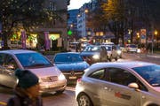 Stockender Verkehr auf der Moosstrasse in der Stadt Luzern. (Bild Philipp Schmidli)