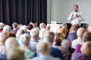Das Thema Hören zog das Zuger Publikum in den Bann. (Bild: PD)