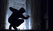 ARCHIV - ILLUSTRATION - 08.10.2016, Baden-Württemberg,Rottweil: Ein "Einbrecher" hebelt mit einem Brecheisen eine Tür im Keller eines Wohnhauses auf (gestellte Szene). (zu dpa «Zahl der Wohnungseinbrüche sinkt deutlich» vom 15.02.2018) Foto: Silas Stein/dpa +++ dpa-Bildfunk +++ (KEYSTONE/DPA/Silas Stein) (Bild: SILAS STEIN (DPA))