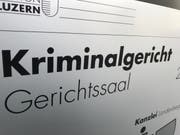 Eingangstafel am Kriminalgericht Luzern. (Bild: Lena Berger (25. August 2017, Luzern))