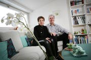 Hier erholt sich der Zunftmeister von der anstrengenden Fasnachtszeit: Bruno Spörri und Lebensgefährtin Susan Maksymov zu Hause. (Bild Manuela Jans/Neue LZ)