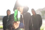 Man wielding broken bottle (Bild: Paul Bradbury (OJO Images RF))