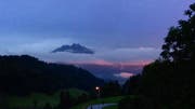 Spezielle Abendstimmung rund um den Pilatus und Luzern. (Bild: Leserbild Peter Gonser)