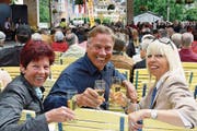 Kurt Zurfluh 2008 zusammen mit seiner Lebenspartnerin Barbara Schilliger (rechts) am Heirassa-Festival. (Bilder: Philipp Schmidli und Archiv LZ)