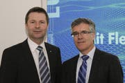Finanzdirektor Marcel Schwerzmann und Hansjörg Kaufmann, Leiter Dienststelle Finanzen, freuen sich über die gute Staatsrechnung 2011.. (Bild: PD)