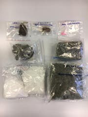 Die Polizei stellte eine grössere Menge Marihuana sowie Extasy sicher. (Bild: Kantonspolizei Zürich)