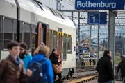 Pendler am Bahnhof Rothenburg. Bild: Nadia Schärli (Rothenburg, 9. November 2016)