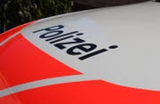 Wie die Schwyzer Kantonspolizei mitteilte, ereignete sich der Unfall auf der Allmeindstrasse in Richtung Dorf (Symbolbild: PD)