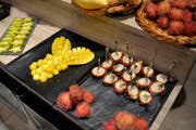Mit exotischen Früchten startete der Gourmet-Parcours bei Manor Food. (Bild: Gut Alfons)