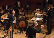 Sängerduell im Konzertsaal: Krystian Adam (Orfeo, links) und Gianluca Buratto (Plutone) mit John Eliot Gardiner (rechts). (Bild: Peter Fischli/LF)