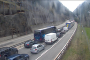 Die Strecke Göschenen in Richtung Süd vor dem Gotthardtunnel um 13 Uhr. Ein Screenshot der Webcam vom Amt für Betrieb Nationalstrassen. (Bild: Screenshot www.afbn.ch)