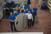 Die Schliesstechnik-Firma Zaugg wechselt ihren Firmensitz von der Allmend in Luzern nach Reussbühl. Im Bild: Ronny Zaugg (im weissen Hemd) und Martin Zaugg (im schwarzen Hemd) mit Mitarbeitern. (Bild: Dominik Wunderli (Luzern, 8. Januar 2018))