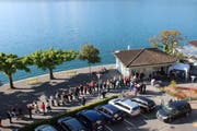 Die Schlange vor dem Weggiser Tourismusbüro war am Montagmorgen extrem lang. (Bild: pd)