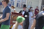 In Zug sind die Gesuchsformulare für städtische Veranstaltungen, wie im Bild der Stierenmarkt, massiv vereinfacht worden. (Bild: Maria Schmid)