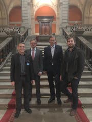 Die beiden Initianten Pascal Blöchlinger (links aussen) und Flavio Gisler (rechts aussen) freuen sich zusammen mit den beiden Urner Ständeräten Josef Dittli (2. v. l.) und Isidor Baumann (2. v. r.) über die Zustimmung des Ständerats zur Urner Standesinitiative. (Bild: pd)