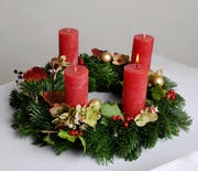 Damit der Adventskranz für wohlige Stimmung sorgt, müssen einige Sicherheitshinweise beachtet werden. (Bild: Corinne Glanzmann / Neue LZ)