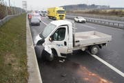 Der Fahrer dieses Lieferwagens verlor aus noch ungeklärten Gründen die Kontrolle über sein Auto und prallte gegen die Mauer. (Bild: Zuger Polizei)
