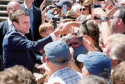 Begehrtes Fotosujet: ein Schnappschuss mit dem Präsidenten. (Bild: Getty (Le Touquet-Paris-Plage, 11. Juni 2017))