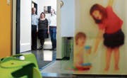 Die beiden Kinderärzte Christina Spörri und Georg Bohn (rechts) ergänzen das Ärzteteam des Gesundheitszentrums Ägerisee mit Allgemeinmediziner Joachim Henggeler (links). (Bild: Stefan Kaiser (Oberägeri, 8. Januar 2018))
