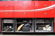 Die erlaubten und die unerlaubten Gepäckstücke in den Gepäckfächern des serbischen Reisebusses. (Bild: Zuger Polizei)
